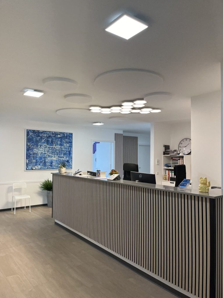 Moderne Empfangstheke mit Beleuchtung