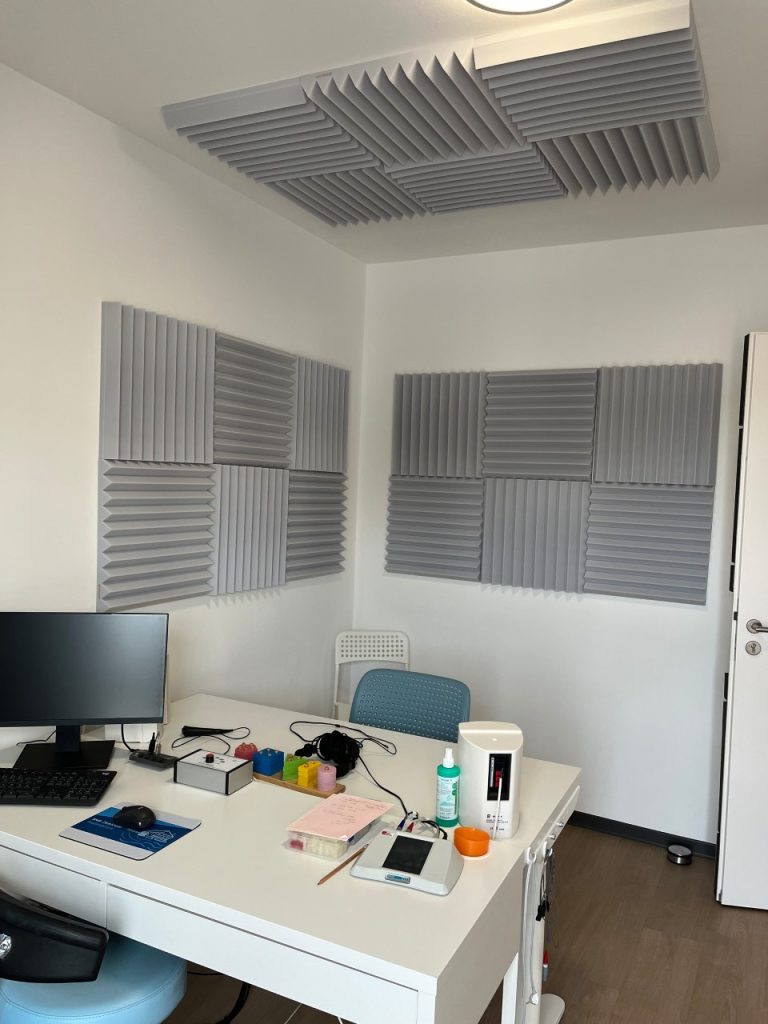 Tonstudio mit Schreibtisch und Monitor