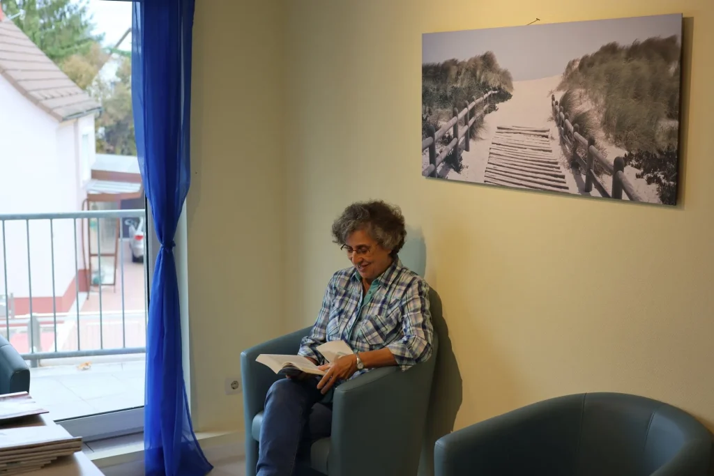 Lesende Frau im Sessel