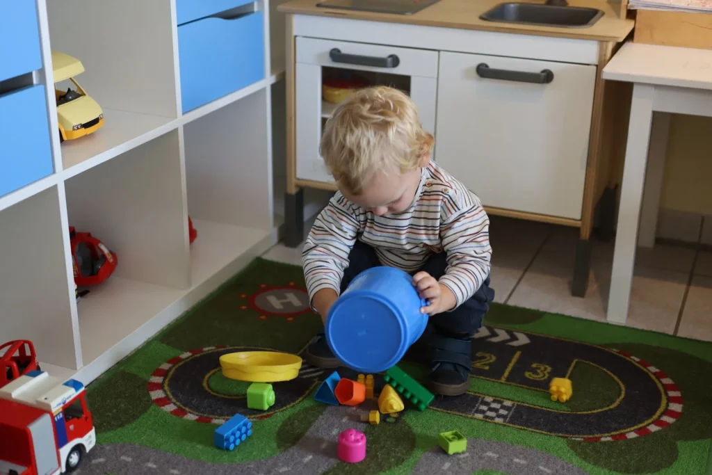 Kleinkind spielt mit Spielzeug