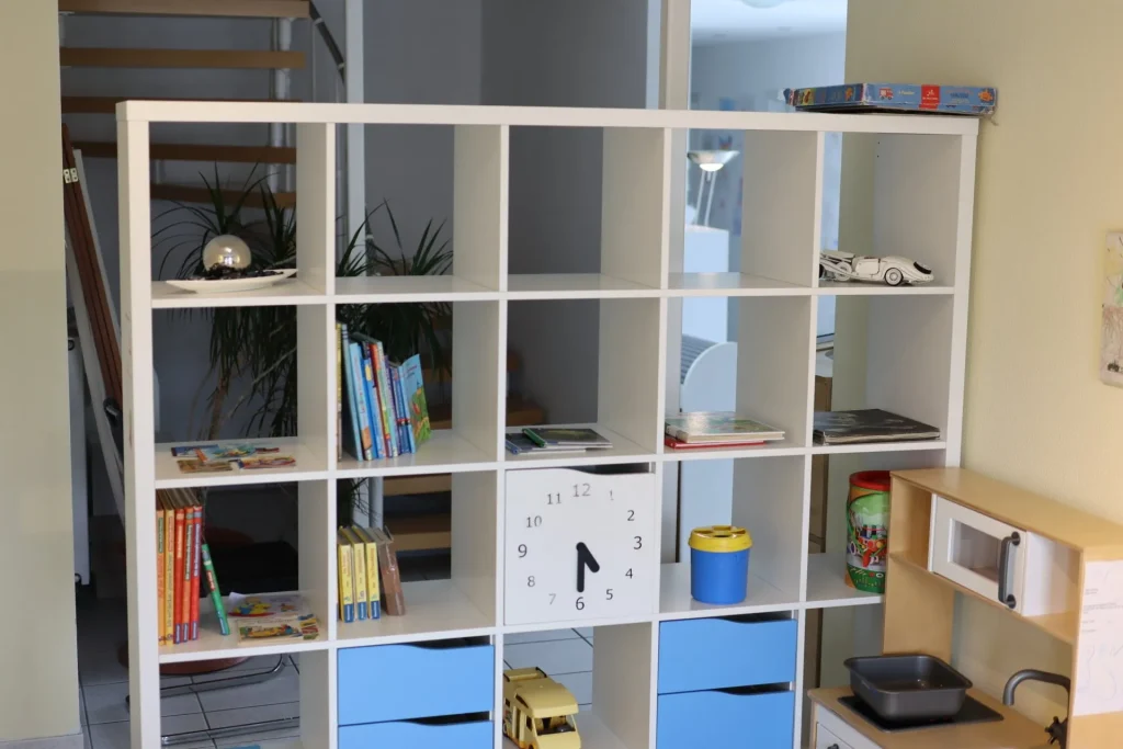 Regal mit Büchern und Spielzeug