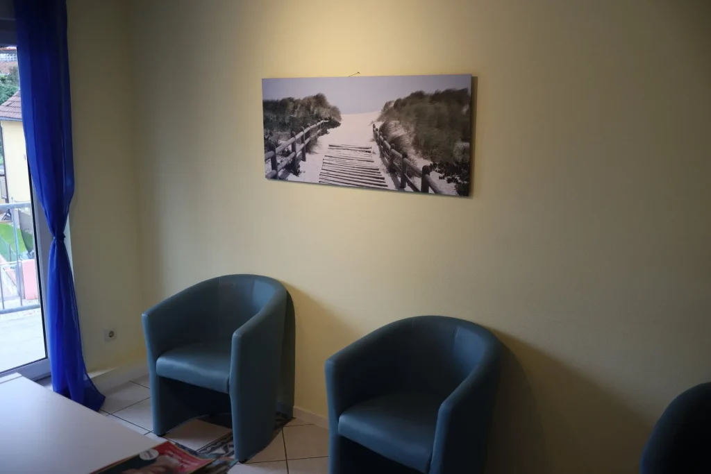 Sitzen in einem hellen Raum