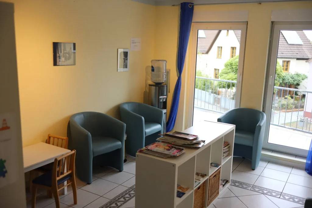 Wartezimmer mit blauen Stühlen