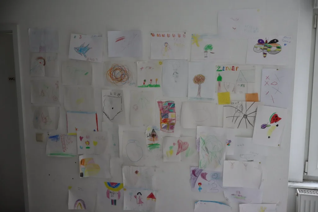 Kinderzeichnungen an einer Wand