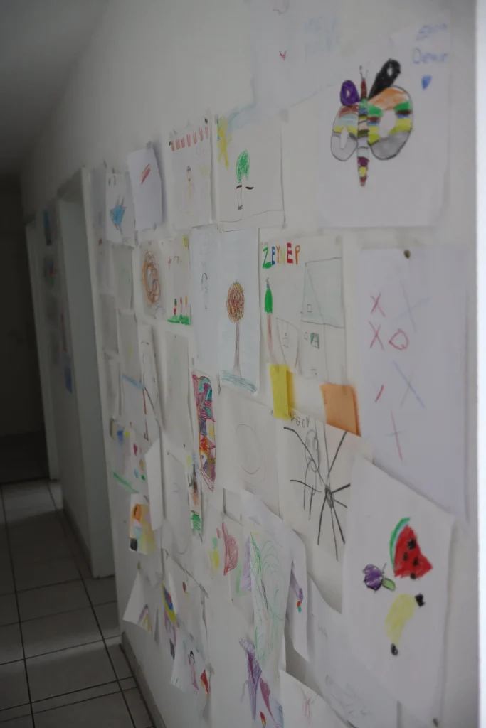 Kinderzeichnungen an der Wand